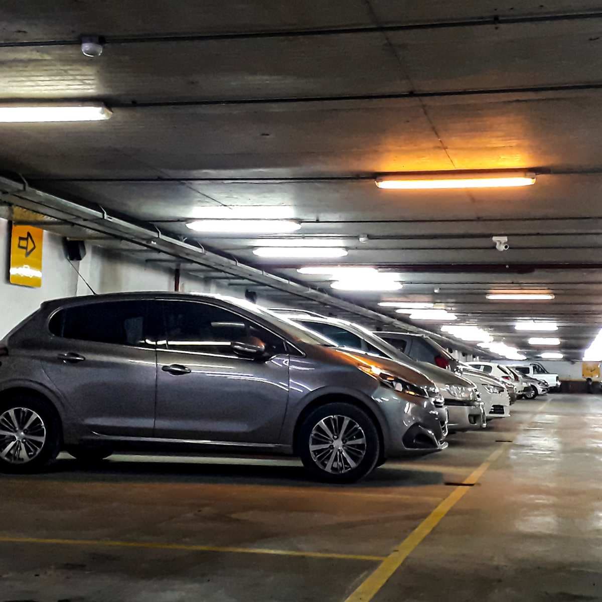 於屋頂設置兒童遊樂場的新型立體停車場