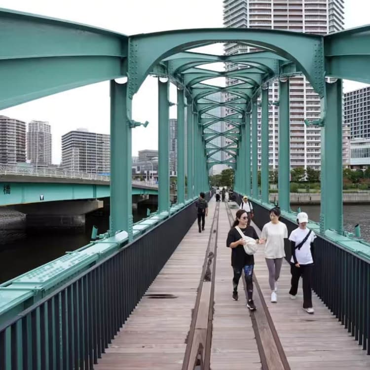 東京都心廢棄鐵路睽違36年再次開通！舊晴海鐵路橋整修為散步道，夜間點燈打造新景點
